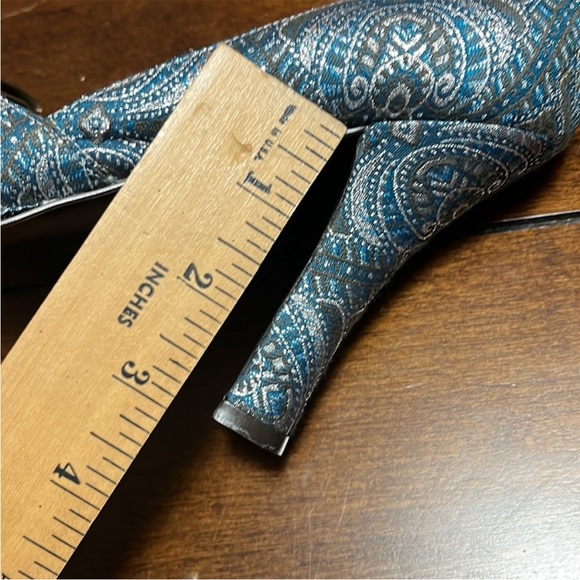 Women’s BCBGirls Blue Metallic Silver Fabric Open Toe
Heels -sz 7.5 B Victorian - Picture 7 of 11